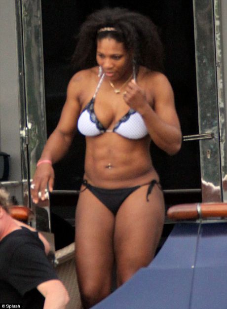 Mostrando boa forma Serena comemora Natal com os amigos em praia de Miami Revista TÊNIS