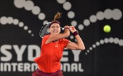Kvitova derrota Kerber em sets diretos e vai à semi em Sydney