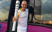 Bruno Soares carrega tocha olímpica