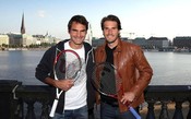 Federer e Haas se divertem ao bater bola em lago no coração de Hamburgo