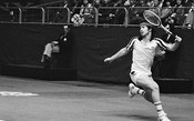 John McEnroe brinca sobre Federer: "Com raquetes de madeira eu venceria por duplo 6/3"