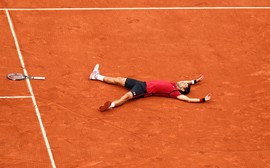 Djokovic leva Guga às lágrimas com homenagem em Roland Garros