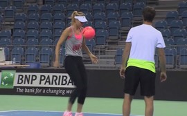Maria Sharapova mostra habilidade no futebol em treino da Fed Cup 