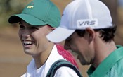 Wozniacki inova e aparece com cabelo rosa ao lado do noivo em torneio de golfe