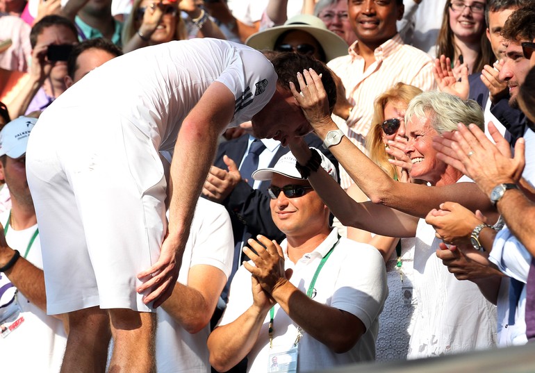 Judy Murray beija o filho em Wimbledon