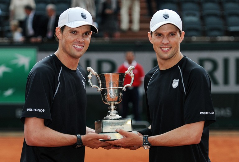 Irmãos Bryan levantam troféu de Roland Garros