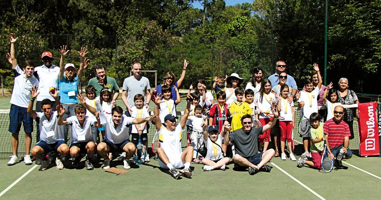 França e Estados Unidos possuem atividades de fomento ao tênis ligadas às escolas. No Brasil, o Programa Jogue Tênis nas Escolas começa a ganhar fôlego