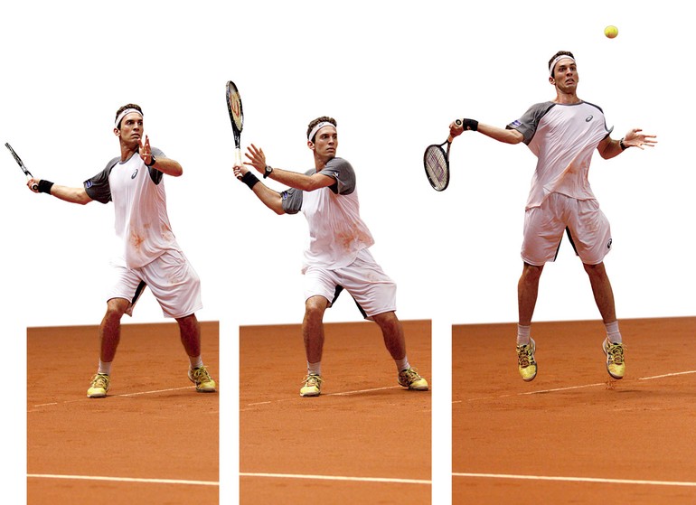 Captura aproximada da mão do tenista masculino segurando a bola de tênis e  o jogo de partida da raquete ou servindo a bola durante a partida