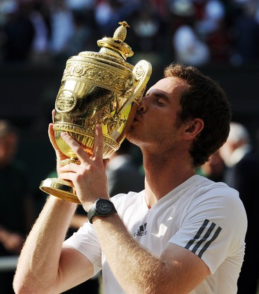 Murray levantando o troféu de Wimbledon