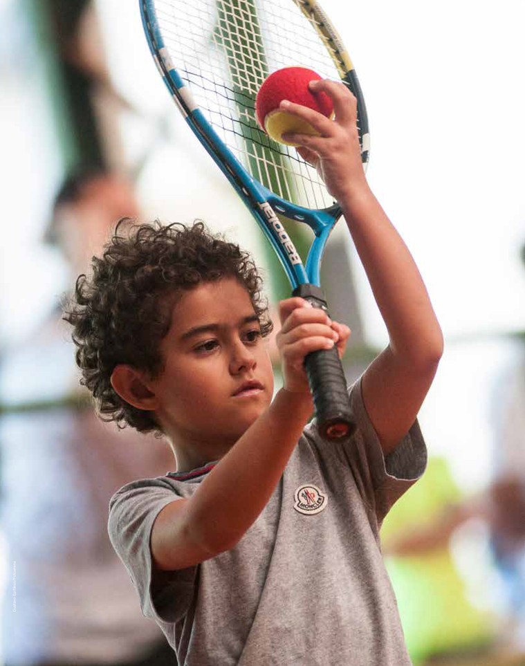 Jogador De Tênis Infantil Joga Com Bola E Raquete No Campo