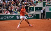 Djokovic domina polonês e vence em sets diretos na estreia em Roland Garros