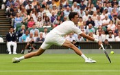 Djokovic sofre na estreia de Wimbledon, mas avança e conquista feito inedito