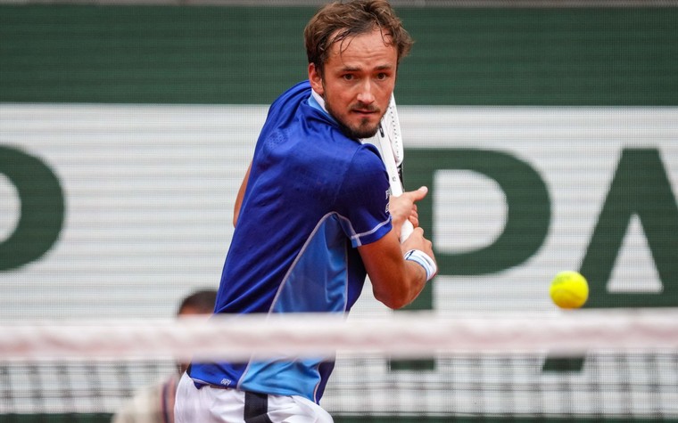 Medvedev vence mais uma e encara Kecmanovic em Roland Garros