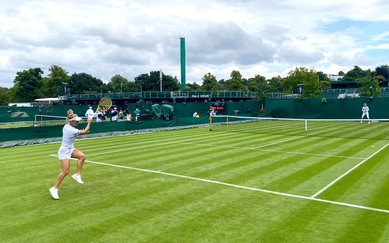 Laura Pigossi leva 'pneu' e cai na estreia em Wimbledon