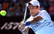 Djokovic elimina Shapovalov em confronto de gerações e vai às oitavas no Australian Open