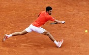 Djokovic dispara backhand avassalador em Monte-Carlo; assista