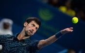 Djokovic passa sufoco, mas vence de virada e vai à semi em Doha