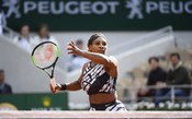 Serena Williams leva susto, mas vira sobre russa e estreia com vitória em Roland Garros