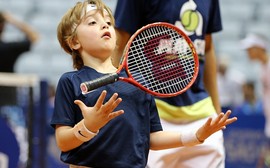 Entenda quais os benefícios que o tênis pode trazer ao seu filho