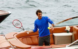 Federer e Hewitt aproveitam mar de Sydney para bater uma bola em barcos de alta velocidade; assista