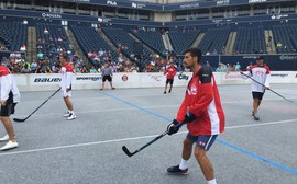 Djokovic joga partida de hóquei em Toronto 