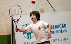 Jogar tênis é a vontade das crianças ou de seus pais e professores?