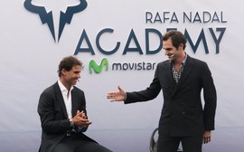 Federer participa da inauguração da academia de Rafael Nadal, na Espanha