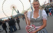 Ao lado de carrão, Sharapova comemora aniversário em parque de diversões na Alemanha