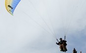 Bellucci desafia medo de altura e voa de parapente em programa radical de Kitzbuhel