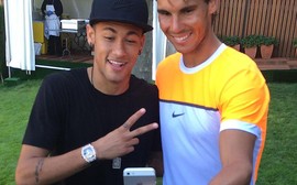 Após vitória do espanhol, Neymar tira "selfie" com Rafael Nadal em Barcelona