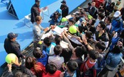 Durante lavada na final em Pequim, Berdych oferece sua raquete para boleira jogar