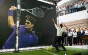 Federer tenta executar saque quicando a raquete de Svitolina
