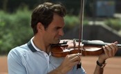 Federer troca raquete por violino e testa dotes na música em comercial