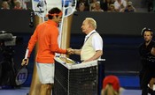 Federer volta a reencontrar Rod Laver e bate bola com lenda australiana