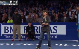 Em exibição contra Grigor Dimitrov, garoto desafia Roger Federer e aplica lindo lob no suíço