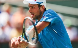 Djokovic defende título diante de Raonic