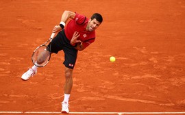 Djokovic faz início tranquilo na busca por título inédito de Roland Garros