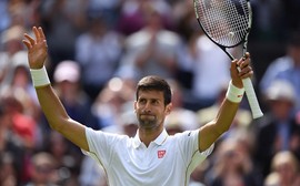 Com direito a pneu, Djokovic atropela tenista da casa na estreia em Wimbledon