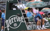Para driblar estresse da chuva, Djokovic bate papo animado com boleiro em Roland Garros