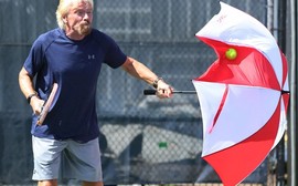 Richard Branson usa guarda-chuva para se defender do saque de Raonic