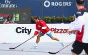 Roger Federer abandona a raquete e joga contra time de hóquei em Toronto
