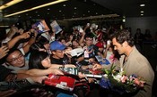 Roger Federer é recebido por multidão em sua chegada em Xangai