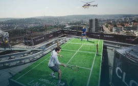 Federer joga minitênis no topo de prédio para lançar temporada na grama