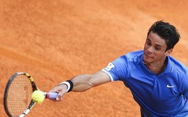 Rogerinho dá trabalho, mas acaba perdendo na estreia de Roland Garros
