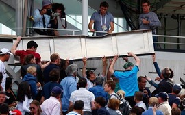 Placa de telão cai no público e partida entre Nishikori e Tsonga é paralisada em Roland Garros