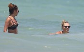 Sharapova aproveita folga para dar mergulho em praia de Cancún