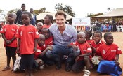 Federer faz alegria das crianças em evento beneficente na África