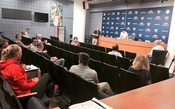 Wozniacki “invade” coletiva de imprensa de Isner e leva jornalistas aos risos